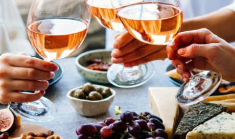 Cours d'œnologie avec dégustation à thèmes entre amis à Annecy