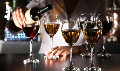 Bar à vin pour passer un moment entre amis après le travail Annecy